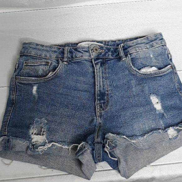 Short Zara Trafaluc En Jean Vieilli Taille 6 – Coupé Décontracté Pour L’été